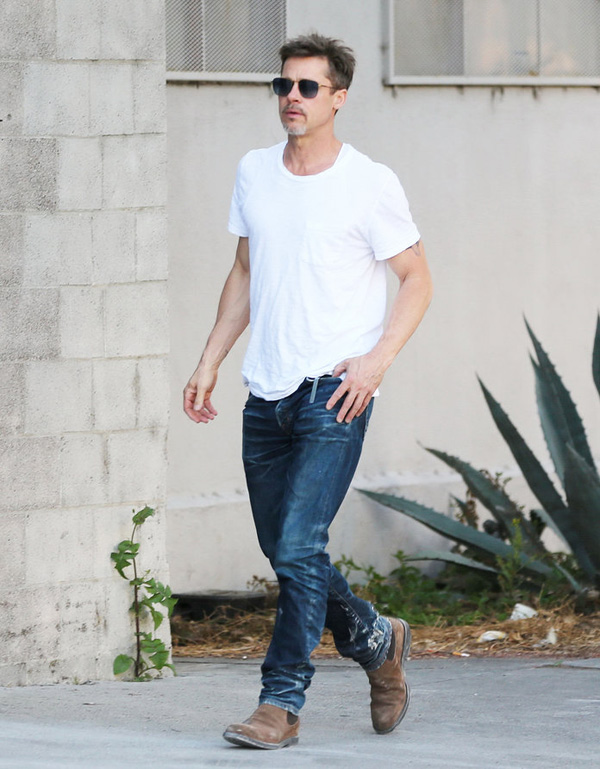 Brad-Pitt-in-brown-Blundstone-boots.jpg