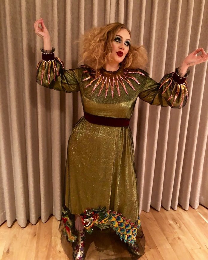 ADELE AS A GLAMOROUS JESTER