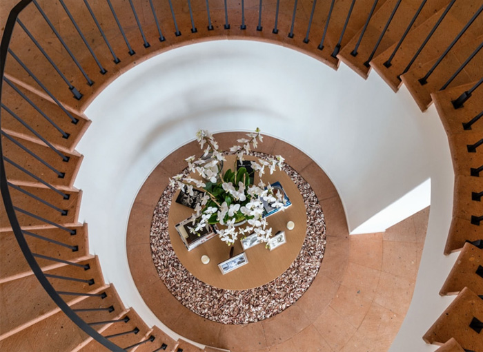 Cindy-Crawford-Sells-Home-stairs