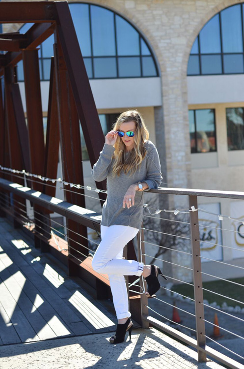 Grey-sweater-bridge-foot-up