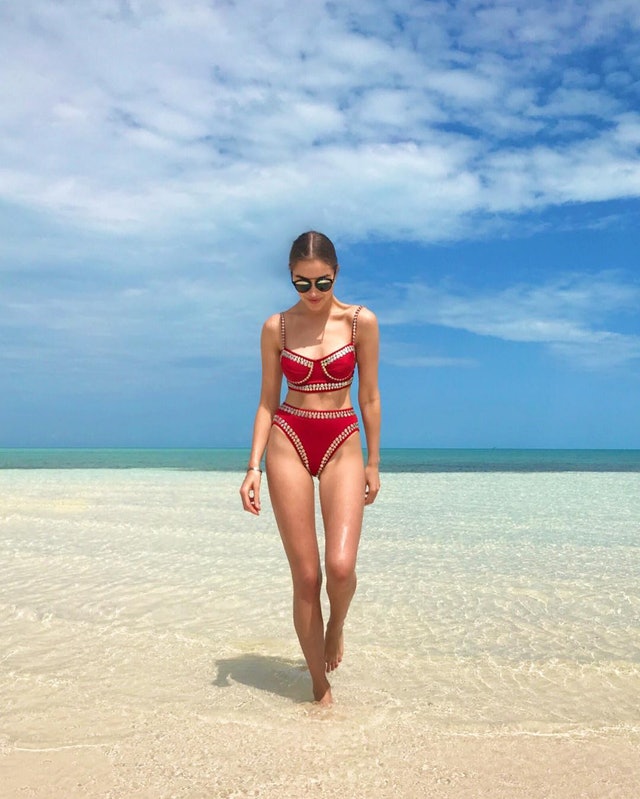 Instagram-Worthy Beach Poses to Copy From Celebrities this Summer