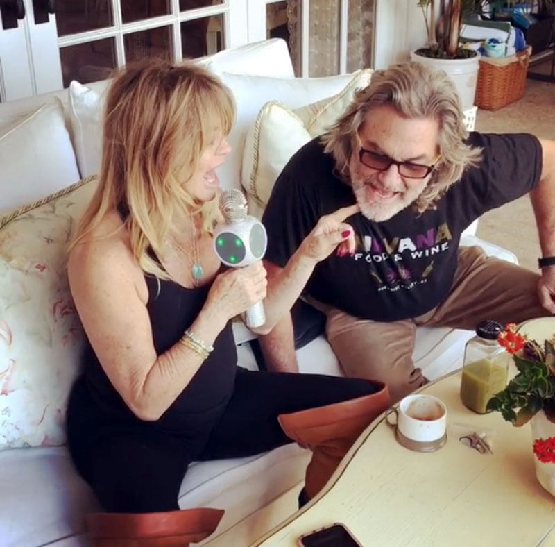 Kurt Russell and Goldie Hawn karaoke duet