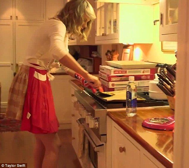 Taylor Swift Baking cookies