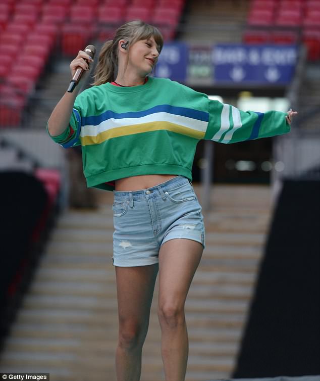 Taylor Swift rocked Madewell high-rise denim shorts in posey wash