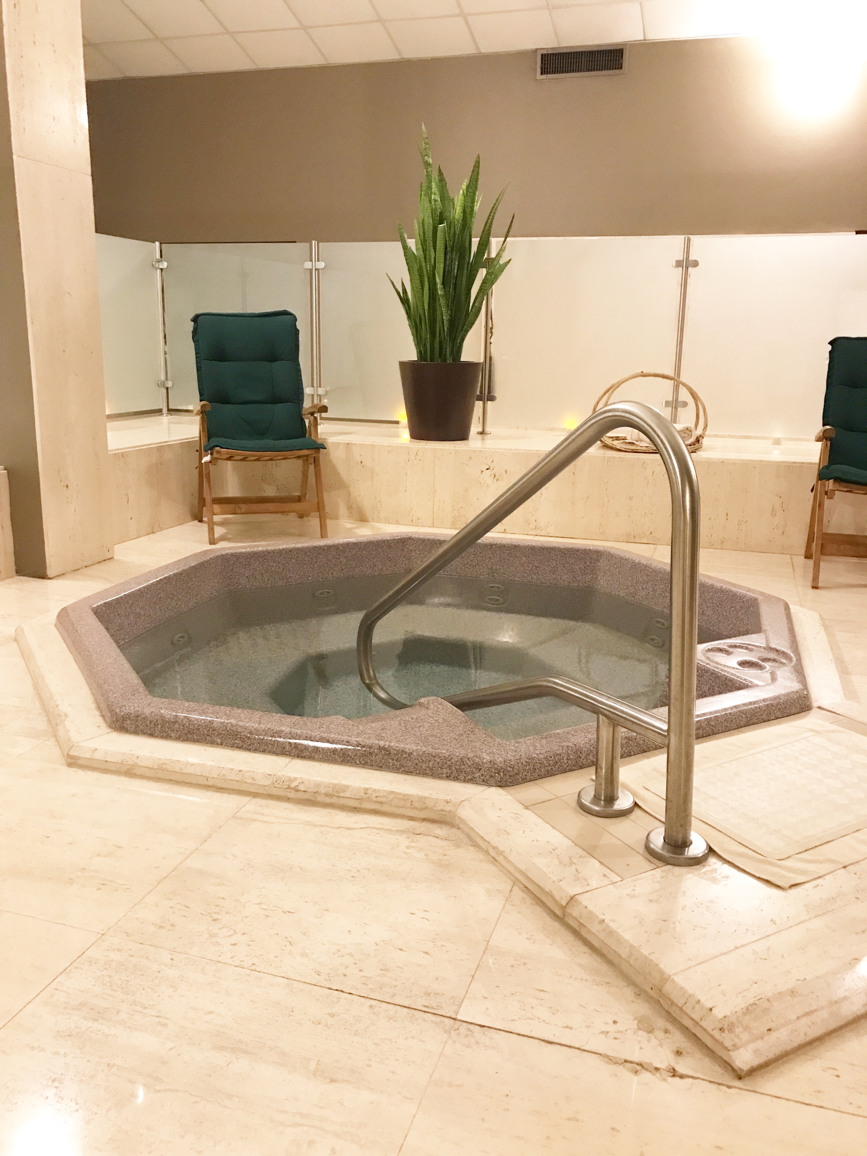 The Woodlands Resort-spa-hottub