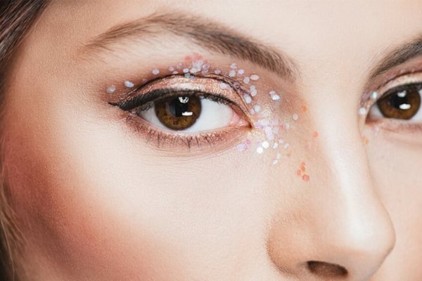 The Best Glitter Shadows and Highlights For New Year's Eve Inspired Makeup!